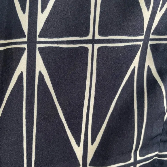 Contemporary Banana Republic top - Picture 4 of 6